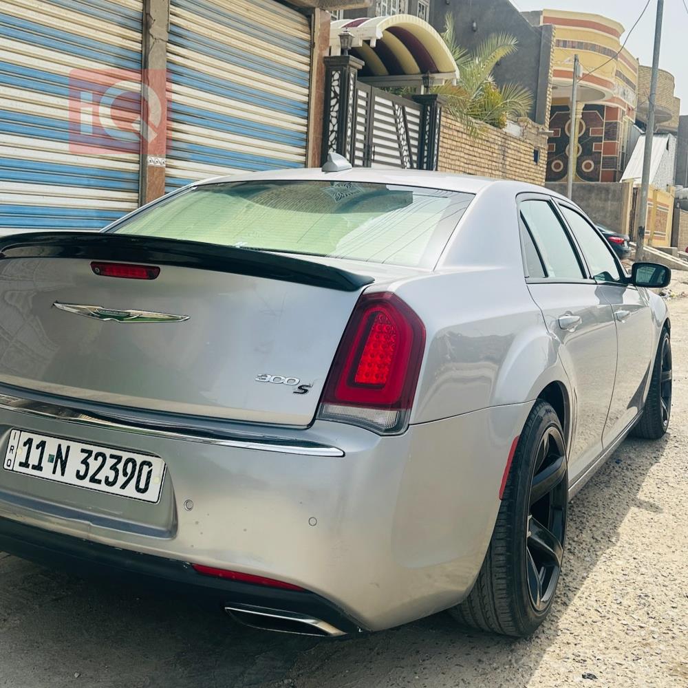 کرایسلەر 300
